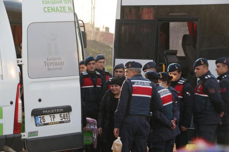 <p><strong>ANNE VE BABASI SAVCILIK İZNİYLE CENAZEYE KATILDI</strong></p>
<p> </p>
<p>Eskişehir Kapalı Cezaevi'ndeki Sibel ve Gökhan Tiftik, savcılık izniyle kızlarının cenazesine katıldı.</p>