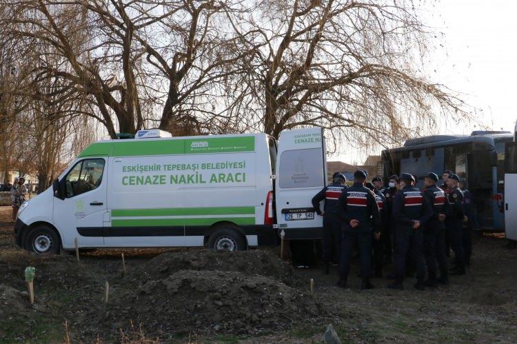 <p>Duaların ardından Elif Nur Tiftik toprağa verildi.</p>
