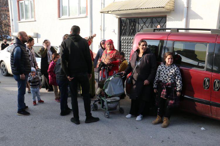<p>Çocukların yaşadığı evin sahibi olan hala Deniz Tiftik ile amca Sezer Tiftik, polis tarafından 'çocuklara kötü muamele' iddiasıyla gözaltına alındı. Sağlık kontrolünden geçirilen 2 şüpheli ifadeleri için Tepebaşı Emniyet Müdürlüğü'ne götürüldü.</p>
