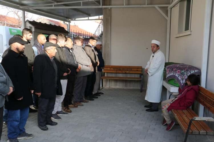 <p>Yakınları tabuta sarılıp gözyaşı döktü. Elif Nur Tiftik, kılınan namazın ardından cenaze aracıyla mezarlığa götürüldü.</p>
