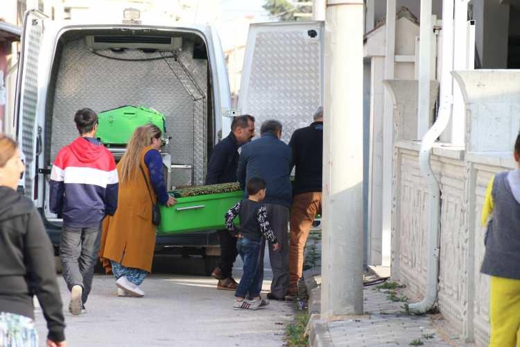 <p>Jandarma ekiplerinin ring aracından indirdiği Tiftik çifti, Elif Nur'un tabutunu açıp son kez yüzünü görürken, gözyaşlarına boğuldu.</p>
