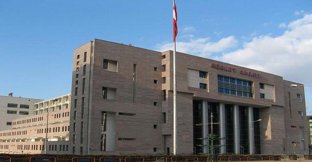 <p><strong>"14 Aralık 2022 tarihinde boğazına cisim kaçması neticesi öldüğü ihbar edilen 6 yaşındaki Nur Elif Tiftik'in ölüm olayı ile ilgili olarak Eskişehir Cumhuriyet Başsavcılığı tarafından otopsi işlemleri yapılmış ve detaylı soruşturma başlatılmıştır. Kesin ölüm sebebi ilk bulgularda tespit edilemediğinden Adli Tıp Kurumu'ndan detaylı otopsi raporu beklenilmektedir. Soruşturma tüm yönleriyle ve titizlikle devam etmektedir. Müteveffa Nur Elif Tiftik'in kardeşleri Y.T. ile M.T.'nin anne ve babaların cezaevinde bulunması nedeniyle halaları olan D.T. ile birlikte yaşadıkları ve halaları D.T. ile babaanneleri olan C.K. tarafından kötü muameleye maruz kaldıklarından dolayı Eskişehir Cumhuriyet Başsavcılığı'nca ayrı bir soruşturma başlatılmıştır. 15 Aralık 2022 tarihinde gözaltına alınan şüpheli D.T. eziyet suçundan (Türk Ceza Kanunun 96'ncı Md) Eskişehir Cumhuriyet Başsavcılığı'nca tutuklanması talebi ile Eskişehir Nöbetçi Sulh Ceza Hakimliği'ne sevk edilmiştir. Mağdurların babaannesi olan şüpheli C.K.'nin yakalanmasına yönelik çalışmalar devam etmektedir. Mağdur iki kardeş Eskişehir Cumhuriyet Başsavcılığı'nın talimatı ile Aile ve Sosyal Hizmetler İl Müdürlüğü Çocuk Koruma İlk Müdahale ve Değerlendirme birimince koruma altına alınmıştır"</strong> denildi.</p>