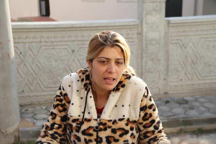 <p><strong>‘ÜÇ KARDEŞ AYLARCA HALISI BİLE OLMAYAN ODADA KİLİTLİ KALMIŞ’</strong></p>

<p><br />
Çocukların akrabalarından Gamze Akkoyun, 3 çocuğun da kilitli bir odada aylarca kaldığını öne sürerek, <strong>"Çocukların velayetini babasının isteği üzerine babaanneye vermişler. Çocukları eve kapatmış, hiçbir şekilde dışarıya çıkartmamış. Aylarca 3 kardeş bir odada kilitli bir şekilde kalmış. Kapının üzerine zil takmışlar. Halısı bile olmayan boş bir odanın içindeymiş çocuklar. Oda komple rutubetli. Perdeyi tuttum ellerim ıslandı. Rutubet o kadar ağırdı ki hiçbir insan orada kalamaz.”</strong> dedi.</p>
