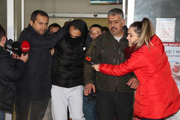 <p><strong>'O BENİM KANIM, CİĞERİM, ÖYLE BİR ŞEY OLMASINA İZİN VERMEM'</strong></p>
<p>Eskişehir Yunus Devlet Hastanesi’nde sağlık kontrolünden geçirilen amca Sezer Tiftik, suçlamaları kabul etmezken, kendisini görüntüleyen gazetelere, "Kesinlikle yeğenimin ölümüyle bir alakam yok. O benim kanım, ciğerim. Öyle bir şey olmasına izin vermem. Yıllardır evden uzağım zaten" dedi.</p>
