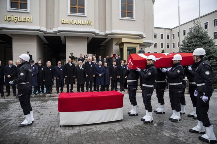 <div>Yaşlılığa bağlı rahatsızlıkları nedeniyle 87 yaşında hayatını kaybeden eski bakanlardan Burhan Cahit Bayar'ın cenazesi, Ankara'da toprağa verildi.</div>

<div> </div>

<div> </div>
