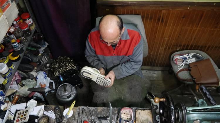 <p>Ortahisar ilçesinde 40 yıldır ayakkabı ve çanta tamir eden, mesleğini de ilk günkü heyecanıyla sürdürdüğünü belirten Erol Canım, iş yerinde, onardığı ayakkabıları sahiplerine en iyi şekilde teslim ediyor. </p>

