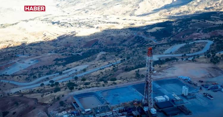<p>Müjdeyi Cumhurbaşkanı Erdoğan, Kabine toplantısının ardından açıkladı. "Gabar Dağı'nda 150 milyon net petrol rezervine sahip yeni bir saha keşfettik." dedi.</p>

<p> </p>
