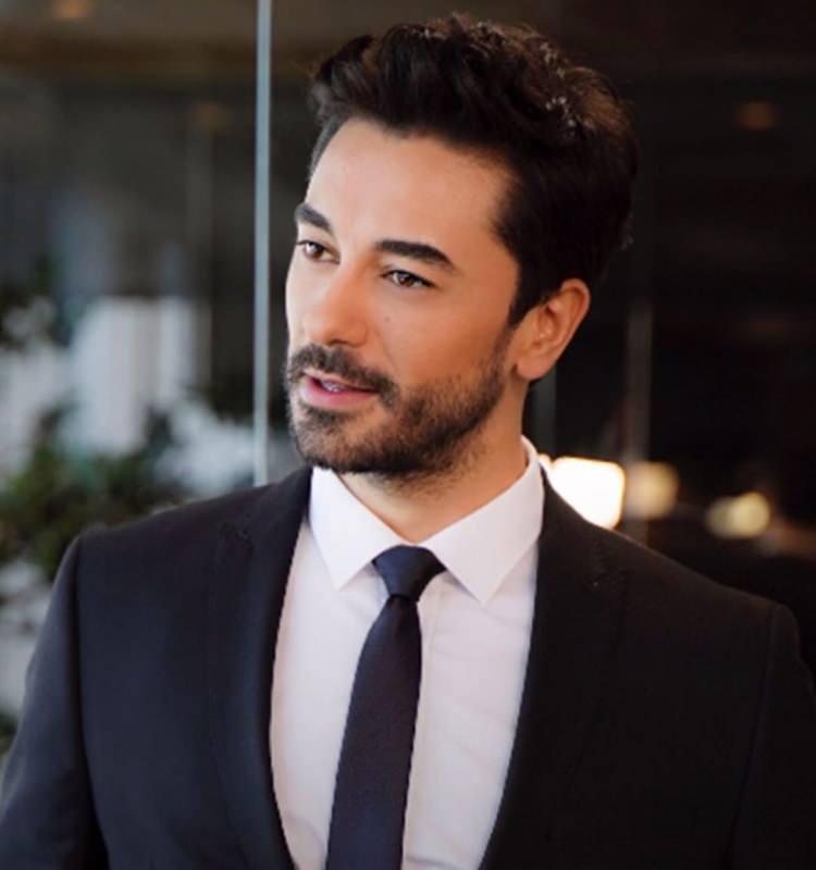 <p><span style="color:#800080"><strong>Dolandırıcı olmadığı söyleyen Ali Ekber G.'nin yine aynı suçlardan </strong></span><span style="color:#B22222"><strong>sabıka kayıtları</strong></span><span style="color:#800080"><strong> olduğu da öğrenilmişti. </strong></span></p>