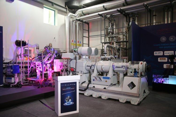 <p>Dört yıldır çalışmaları süren, alternatif yakıtlarla faaliyete geçebilen ve bir süredir testlerine devam edilen özgün motor kamuoyu önünde ilk defa çalıştırıldı.</p>
<p> </p>