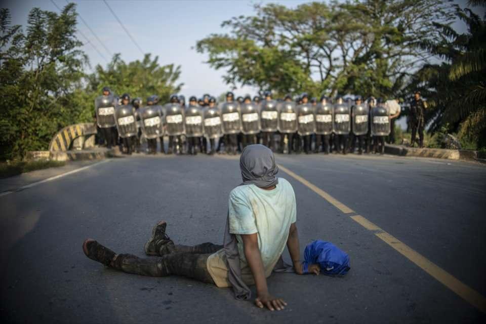 <p>ABD'ye ulaşmak üzere Honduras'tan Guatemala’ya gelen göçmenler, evrak işlemlerinin tamamlanmadığı gerekçesiyle Guatemala güvenlik güçleri tarafından Honduras sınırında bulunan Corinto bölgesinde durduruldu. Göçmenlerden biri, polislerin önünde oturarak bekledi.</p>

<p> </p>
