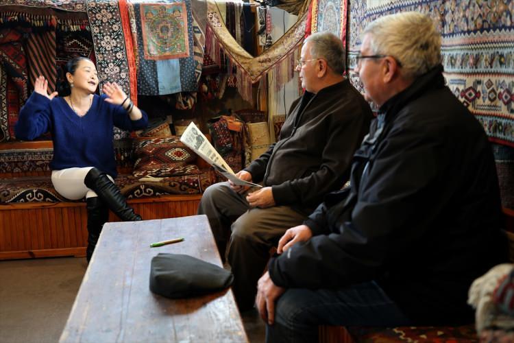<p><strong>"Japonlar Kapadokya'yı çok seviyor"</strong></p>
<p>İleriki günlerde Türkiye'den de Japonya'ya turist götürmeye başlayacağını, bu yönde gelen taleplere göre planlama yaptığını belirten Yoko, şöyle konuştu:</p>
<p>"Japonya'da müzik dünyasında çalışıyordum, turizmle hiç alakam yoktu. Kendimi Türkiye'nin reklam yüzü gibi hissediyorum. Kapadokya'nın güzel olduğunu anlatmaya çalışıyorum. Bu sayede geniş kitlelere duyuruluyor. Türkiye'de ne yapmak istersiniz diye soruyorum, yer ve mekanları tavsiye ediyorum. Japonlar Kapadokya'yı çok seviyor. Hayatta kesinlikle yapılması gerekenlerden biri Kapadokya ziyaretidir. Türkiye'ye Japon turist kısa süreli bile gelse mutlaka bu seyahatine İstanbul ve Kapadokya dahil edilir. Ülkemden herkes gelmek istiyor. Japonlar çok gezgin ve özellikle Türkiye'ye aşıktır. Türkiye ile Japonya arasındaki dostluk dolayısıyla ziyaret etmeyi hayal ettikleri ülke Türkiye'dir. Burada yaşarken Japonya'ya gitmek isteyenlerle karşılaşıyorum. Onun için Japonya turu gerçekleştirmek istiyorum. Bu turu küçük gruplarla önümüzdeki yıl nisanda yapmayı planlıyorum."</p>