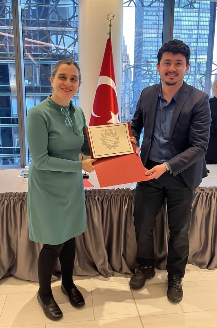 <p>- Üstün başarılı öğrenciler ödüllendirildi</p>

<p>Program çerçevesinde ABD'deki eğitimlerinde üstün başarı gösteren yüksek lisans ve doktora öğrencileri de onurlandırıldı.</p>
