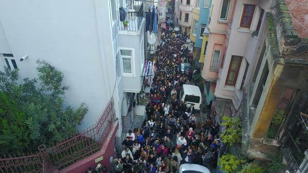 <p>Kermes için gelenler hem araç hem de yaya trafiği oluşturdu. Kuyruk, okulun bulunduğu Sancaktar Yokuşu'nun sonuna kadar uzandı. Okul bahçesinde ve sokakta sıra bekleyenler arasında da zaman zaman gerginlik yaşandı.</p>
