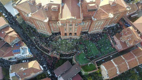 <p><strong>3 SAATTİR KALABALIKTAYIM </strong></p>

<p>Kermes için Gaziantep'te gelen Burak Tazeoğlu, "Gaziantep'ten geliyorum. Bunun olduğunu bildiğim için katıldım. Sabah 7'de evden çıktım, 7'den beri yoldayım, bir 3 saattir de buradayım kalabalıkta. Hala giremedik, bu gidişle de zor gireceğiz. Çok kalabalık araba ve insan ilerleyemiyor. Buraya 3'üncü gelişim ama içeriye girememiştim" dedi.  </p>
