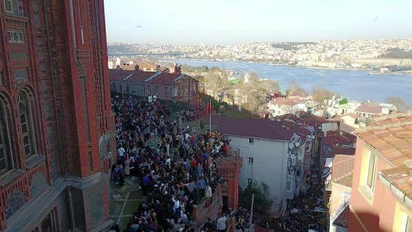 <p><strong>SIRA YOLDAN BAŞLADI </strong></p>

<p>Hakan Tunç da "1 buçuk saattir bekliyoruz. Aşağı ana yoldan başladı sıra. Hep kapısına kadar gelip fotoğraflarını çektik. Onun dışında içeriye girememiştik. İlginç şeyler görürsek alacağız yoksa fotoğraf çekeceğiz" ifadelerini kullandı.  </p>
