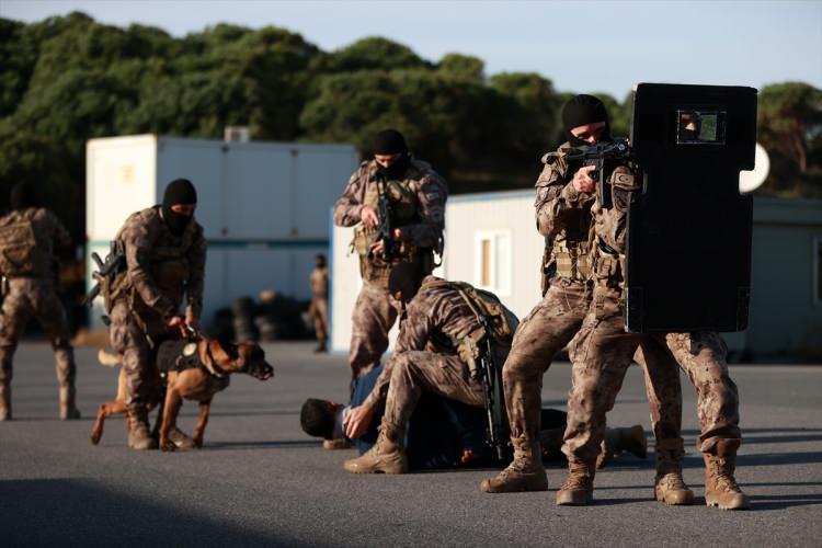 <p><strong>Özel harekat polislerinin saldırganlara yönelik müdahale teknikleri</strong></p>
<p>Okulda yapılan tatbikatta ise "polis müdahale yöntem ve teknikleri" kapsamında silah alma, kısa mesafeden şahsı etkisiz hale getirme, bıçaklı saldırgana müdahale ile silahlı teröriste özel köpekle operasyon yapıldı.</p>