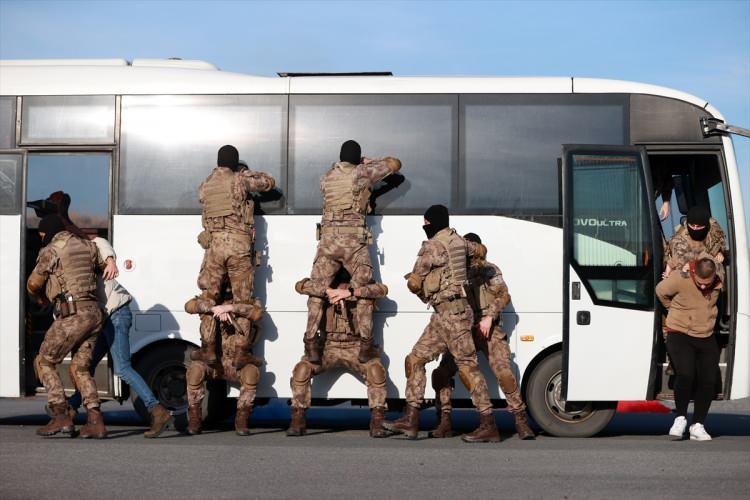 <p>Tatbikatın devamında otobüse yönelik araç operasyonu, çift yönlü helikopter atışı, zırhlı araçlarla aynı anda kule atışı, "Kobra" ve "Kirpi" zırhlı araçlarıyla atış, genel parkur ve keskin nişancı atışlarının tamamlanmasının ardından Türk bayrağı açıldı.</p>