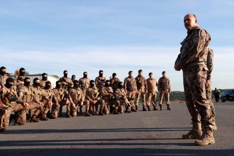 <p><strong>Emniyet Müdürü'nden açıklaması</strong></p>
<p>Tatbikatın ardından basın mensuplarına açıklama yapan İstanbul İl Emniyet Müdürü Zafer Aktaş, İstanbul teşkilatının görünür ve görünmez kahramanı olarak addettiği özel harekat polislerine tatbikatta gösterdikleri başarıdan dolayı teşekkür etti.</p>