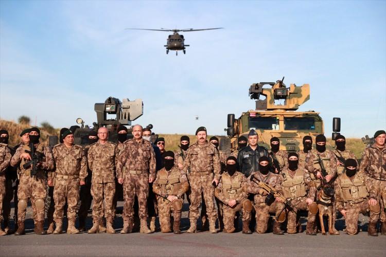 <p>Arkadaşlarıma teşekkür ediyorum. Bu uğurda vatan, millet, bayrak ve mukaddesat uğruna can veren şehitlerimizi rahmetle anıyorum." ifadelerini kullandı.</p>