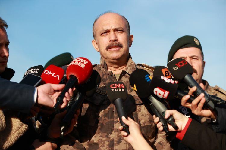 <p>Özel harekat polislerinin İstanbul'un huzur ve güvenliği, vatandaşın can ve mal emniyetini sağlamak, devlet otoritesini korumak gibi önemli görevlerde bulunduklarını belirten Aktaş, "Bunun devamında vatanın üzerinde emelleri olan hainler ve onların ülkemizdeki uzantıları PKK, KCK, YPG, DEAŞ, DHKP-C, FETÖ/PDY terör örgütleriyle organize suç örgütlerine yönelik başarılı operasyona imza attılar. </p>