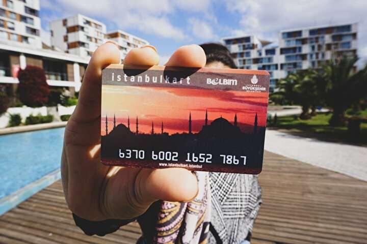 <p>Kişiselleştirme işlemi sadece kırmızı renkli anonim İstanbulkart'ta yapılabilecek. Öğrenci, öğretmen, anne, 60 ve 65 yaş üstü gibi özel statüdeki İstanbulkartlar, mevcut haklardan faydalanmaya devam edecek.</p>