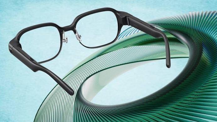 <p><strong>ÇİNLİ TEKNOLOJİ DEVİ OPPO'DAN SESLERİ METNE ÇEVİREN GÖZLÜK</strong></p>

<p> </p>

<p>Çin'in önde gelen teknoloji firmalarında Oppo, Las Vegas'ta düzenlenecek olan etkinlikte sesleri metne çeviren yepyeni teknolojiyle donatılmış gözlüğü 'Air Glass 2'yi tanıtacağını duyurdu.</p>

<p> </p>

<p>Dev markanın tasarladığı Air Glass 2, telefon görüşmeleri ve gerçek zamanları görüşmeleri çeviri yapabilme özelliğine sahip. Oppo'nun etkinlikte tanıtacağı 38 gram ağırlığındaki akıllı gözlük, işitme engelliler için de sesleri metne dönüştürebiliyor. Görüntüleri düzeltebilen ve konum tabanlı navigasyon hizmeti sunan yenilikçi gözlük Air Glass 2'nin tasarım olarak ise günlük hayatta kullanılan gözlüklerden farkı yok denecek kadar az.</p>

<p> </p>
