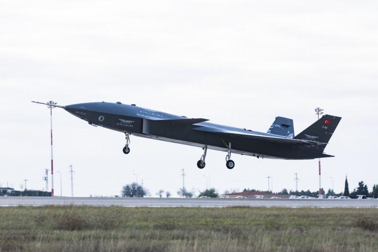 <p><strong>BAYRAKTAR KIZILELMA İLK UÇUŞUNU GERÇEKLEŞTİRDİ</strong></p>

<p> </p>

<p>Baykar’ın öz kaynakları tarafından yerli ve milli olarak geliştirilen Türkiye'nin ilk insansız savaş uçağı olan Bayraktar KIZILELMA, ilk uçuşunu başarıyla gerçekleştirdi. Bayraktar Kızılelma'nın 18 dakika süren ilk uçuşu Türk havacılık tarihinde yeni bir dönemin kapılarını açtı.</p>
