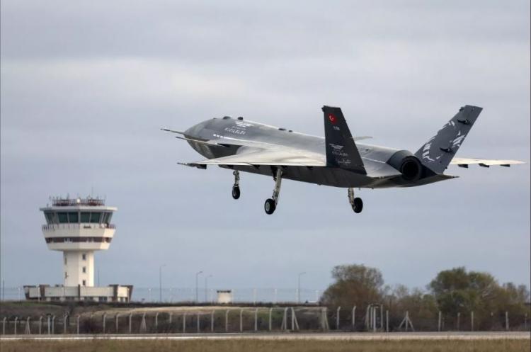 <p>Baykar tarafından milli ve özgün olarak geliştirilme çalışmaları devam eden muharip insansız uçak sistemi BAYRAKTAR KIZILELMA (MİUS), geleceğin muharebe konseptine yön veriyor. Baykar tarafından geliştirilen ve dünyada oyunu değiştiren Bayraktar İHA/SİHA'ların tecrübesiyle yola çıkılarak geliştirme çalışmaları yürütülen muharip insansız uçak sistemi, geleceğin teknolojileriyle donatılarak hizmet edecek.</p>
