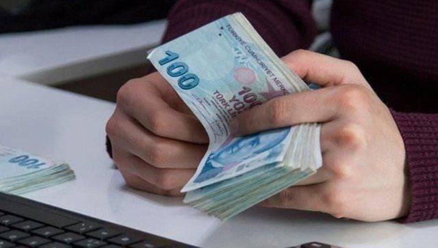 <p>En düşük emekli maaşı 3 bin 500 TL seviyesindedir. Hatta bununla ilgili bu tutarın asgari ücret seviyesinde olması sendikalarca talep ediliyor.</p>

<p> </p>

<p>Ancak en düşük emekli maaşı 3 bin 500 TL üzerinde yüzde 30’luk artış olursa 4 bin 550 TL, yüzde 35’lik artış olursa 4 bin 725 TL, yüzde 40’lık artış olursa 4 bin 900 TL olacaktır.” dedi.</p>
