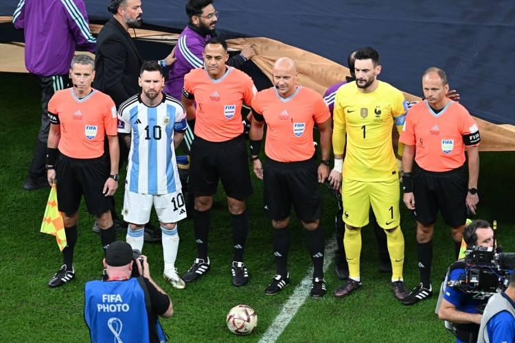 <p>Arjantin Milli Takımı kaptanı Lionel Messi (10), Fransa Milli Takımı kaptanı Hugo Lloris (1) ve maçın hakemleri basın mensuplarına poz verdi.</p>
