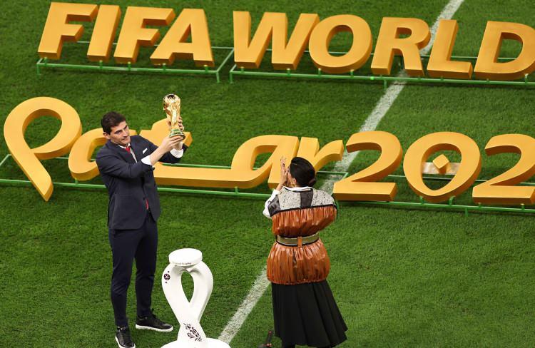 <p>Karşılaşma öncesinde Dünya Kupası'nı eski İspanyol futbolcu Iker Casillas sahaya getirdi.</p>
