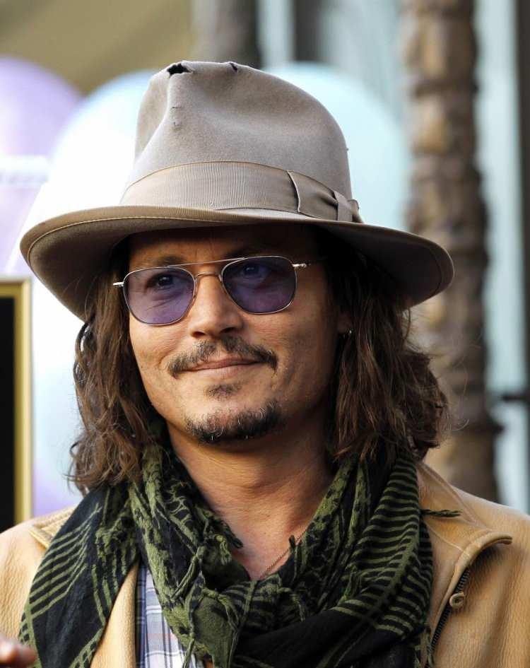 <p><span style="color:#800000"><strong>Dünyaca ünlü oyuncu Johnny Depp, ölümcül hastalığı olan küçük hayranının hayalini gerçekleştirdi. Depp, küçük çocuk için Karayip Korsanları serisindeki 'Jack Sparrow' karakterine büründü. İşte o anlardan görüntüler...</strong></span></p>

