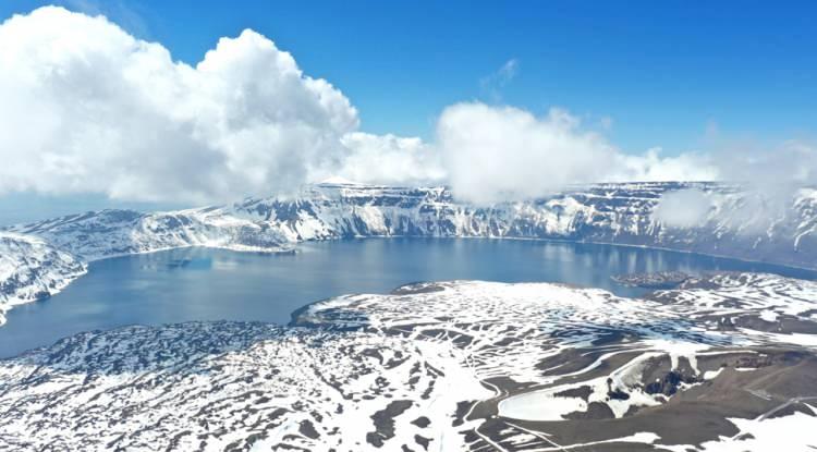 <p><span style="color:#FF0000"><strong>Doğa tutkunlarının favori rotalarından biri olan Nemrut Krater Gölü, kış mevsiminde beyazın binbir tonunu gözler önüne seren bir manzarayı gözler önüne seriyor. Kar yağışıyla beraber gizli bir cevhere dönüşen göl binlerce yerli ve yabancı turist tarafından ziyaret ediliyor. Peki Nemrut Krater Gölü nerede? Nemrut Krater Gölü nasıl oluştu? İşte detaylar...</strong></span></p>
