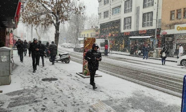 <p>Bu kar yağışları hem kıyı kesimler hem de iç kesimlerde etkili olacak. </p>