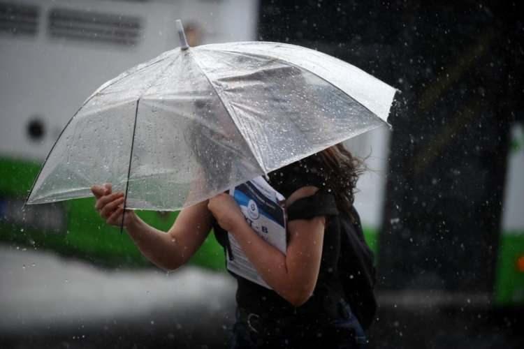 <p>İSTANBUL 7°C, 16°C<br />
Parçalı ve çok bulutlu, gece saatlerinden itibaren aralıklı sağanak yağışlı</p>

<p>KIRKLARELİ 6°C, 14°C<br />
Parçalı ve çok bulutlu, gece saatlerinden itibaren aralıklı sağanak yağışlı</p>

<p>KOCAELİ 7°C, 17°C<br />
Parçalı ve çok bulutlu, sabah saatlerinden itibaren aralıklı sağanak yağışlı</p>
