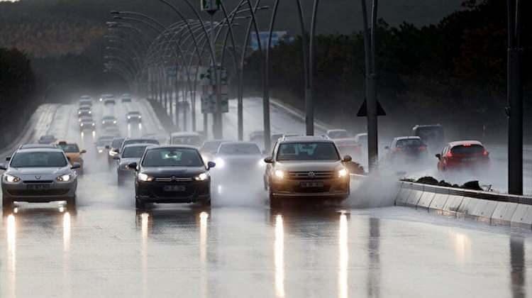 <p>HATAY 11°C, 15°C<br />
Parçalı ve çok bulutlu, akşam saatlerinde yerel kuvvetli olmak üzere, aralıklı sağanak yağışlı</p>