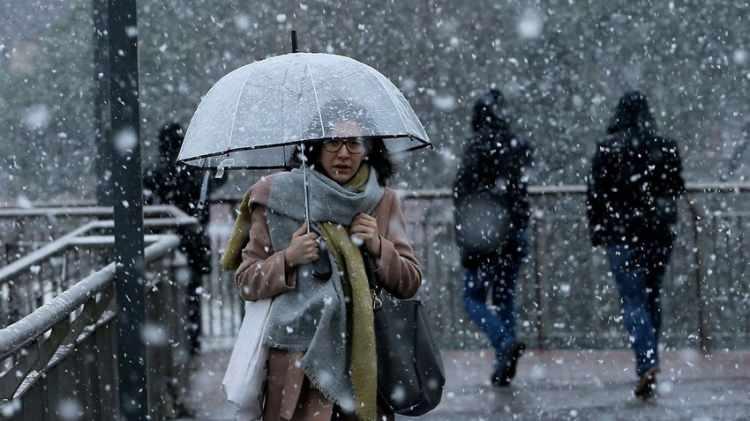 <p>ORTA ve DOĞU KARADENİZ<br />
Parçalı ve çok bulutlu, Artvin hariç bölge genelinin aralıklı yağmur ve sağanak yağışlı, Doğu Karadeniz'in iç kesimlerinin yükseklerinin karla karışık yağmur ve yer yer kar yağışlı geçeceği tahmin ediliyor.</p>