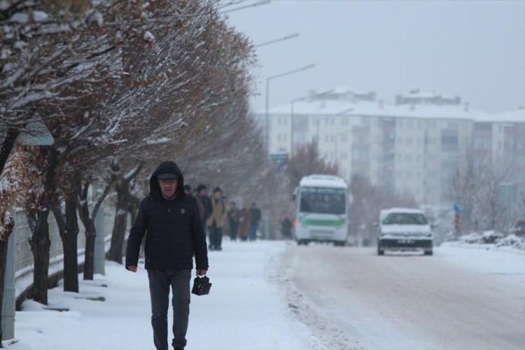 <p>Erzurum, Ardahan ve Kars'ta kar, Ağrı'da soğuk hava yaşamı olumsuz etkiliyor.</p>

