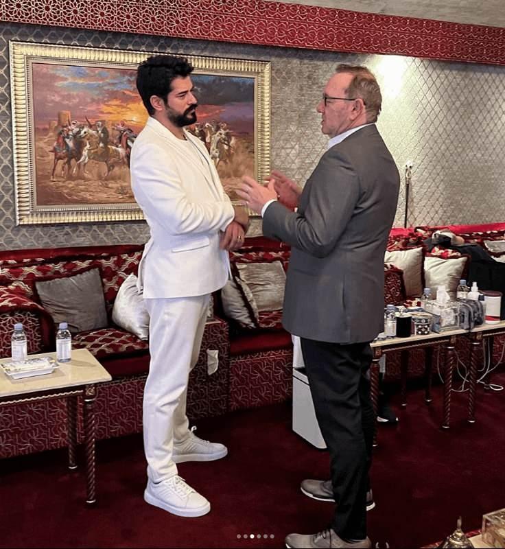 <p><strong>TEPKİLER &Ccedil;IĞ GİBİ!</strong></p>

<p><strong>O anları sosyal medya hesabından yayınlayan &uuml;nl&uuml; oyuncuya tepki yağdı. Cinsel istismar su&ccedil;uyla yargılanan ABD'li oyuncu Kevin Spacey'le karelerini paylaşan Burak &Ouml;z&ccedil;ivit'in Spacey ile aynı karede olması hayranlarını &ccedil;ilede &ccedil;ıkardı.&nbsp;</strong></p>
