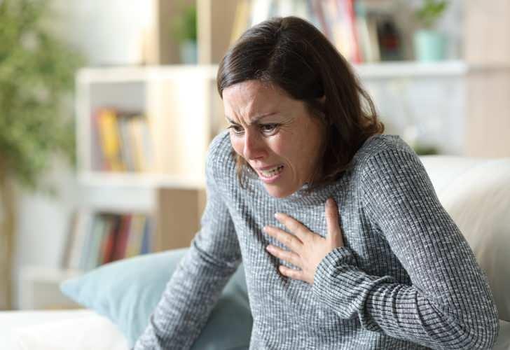 <p><strong>Göğsünüzde aniden ortaya çıkan ve belirtilerini nadiren gösteren kalp krizinde erken müdahale oldukça önemlidir. Vücudumuzun bazı bölgelerinde gerçekleşen ağrılar ise kalp krizinin habercisidir. Uzmanların çoğu kalp krizi için nefes darlığı, omuz ağrısı gibi etkenlere dikkat edilmesi gerektiğinin üzerinde duruyor. Bir araştırmaya göre kalp krizinin belirtileri arasında bacak ağrıları önemli bir semptom olarak ileri sürülüyor.  </strong></p>
