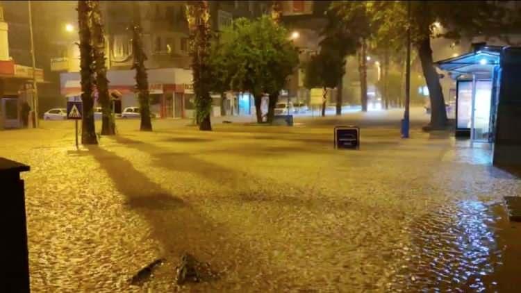 <p>Antalya’nın Kumluca ve Finike ilçelerinde akşam saatlerinde etkisini artıran yağmur sele döndü. </p>
