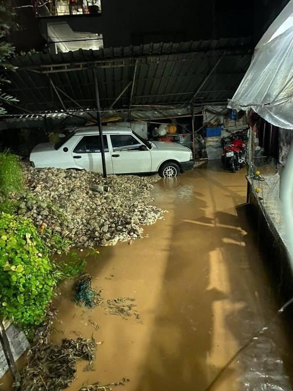 <p>Özellikle Kumluca’da ilçenin tamamında etkili olan sağanak yağmur sebebiyle çok sayıda evde su baskını yaşanırken araçlar da zarar gördü. </p>

