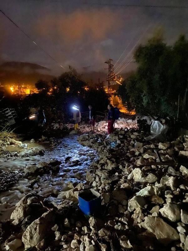 <p>Kumluca Belediye Başkanı Mustafa Köleoğlu, akşam saatlerinde başlayan yoğun yağışın sele döndüğünü ve köprüleri yıktığını belirterek iş makinelerinin de çalışamadığını söyledi. </p>
