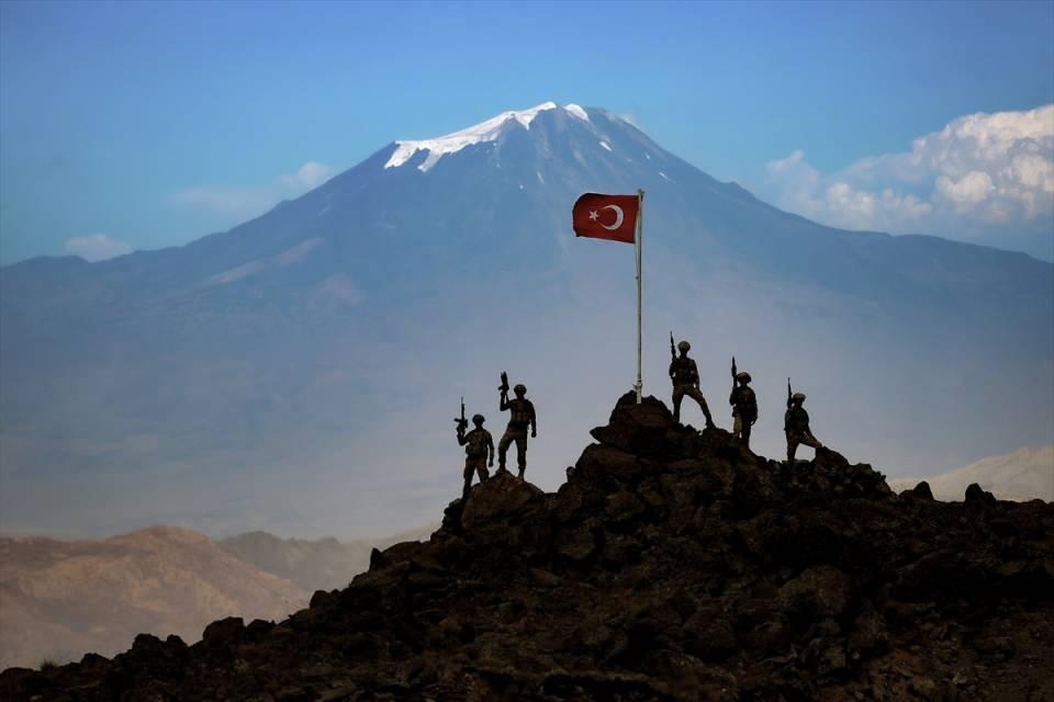<p> Van’da terörle mücadele sonrasında güvenliğin sağlandığı Tendürek Dağı’nın zirvesine Türk bayrağı dikildi.</p>
