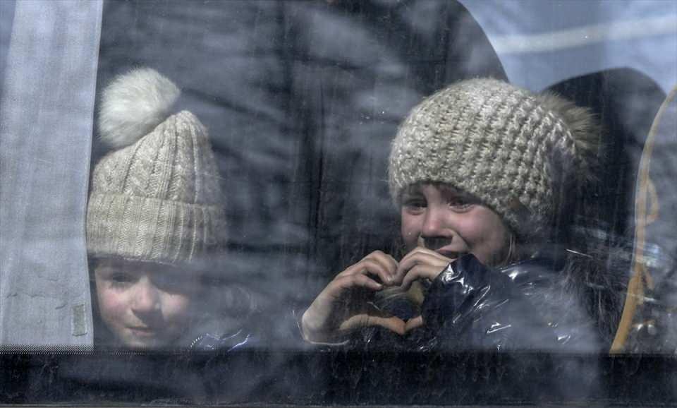 <p> Rus askerlerinin ve ayrılıkçıların kuşattığı Ukrayna’nın Mariupol şehrinde sivillerin güvenli koridorlardan tahliyeleri sırasında bazı çocuklar yakınlarından ayrılmanın üzüntüsünü yaşadı.</p>