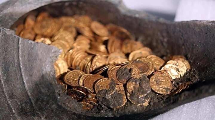 <p>Mezarda altın ve kıymetli taşlardan yapılmış bin 300 yıllık kolye bulundu.</p>
