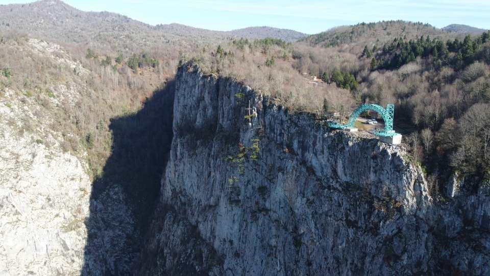<p>Küre Dağları Milli Parkı'ndaki Valla Kanyonu'nun zirvesine 'uçurum salıncağı' kurulacak. Salıncağın ayak aralığı 20 metre, yüksekliği ise 10 metre olacak. </p>
