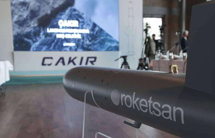 <p><strong>"Çakır, Atmaca'dan daha küçük bir füze. Özellikle İHA'lardan, çoklu platform kara araçlarından, deniz araçlarından, mobil bataryalardan kullanılması, bunların hepsinden aynı anda saldırı yeteneğinin tek bir mühimmat üzerinde toplanması bize mühimmat çeşitliliği konusunda çok büyük esneklik tanıyor. Özellikle Deniz ve Hava kuvvetlerinin kullanmış olduğu mühimmatlarda da belli bir seviyede eşleme ve eşleniklik ortaya çıkmasını, bunu da lojistik açısından çok büyük avantajlar getireceğini değerlendiriyoruz. Çakır'ın programında hiçbir gecikme yok, programına uygun olarak gidiyor."</strong></p>