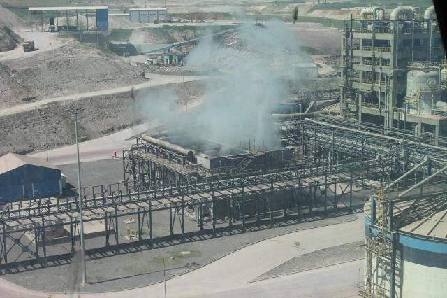 <p> </p>
<p>“Biz sadece kendi atıklarımızı geri dönüştürüp onları yeniden sisteme dahil etmekle kalmıyoruz. Başka fabrikaların da atıklarını topluyoruz. Ondan da kendi elektriğimizi üretiyoruz. Eksi atık yaratan bir tesisiz. Pazarda en son kalan çürük sebzelerden Michelin yıldızlı bir restoranda özel bir yemek yapılmasına benzetiyorum ben bu durumu.</p>