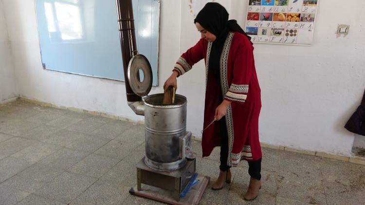 <p>Öğrencileri için odun kırıp sobayı yakan Müjgen öğretmen, sınıfını da düzenli olarak temizleyip camları siliyor. Karlı günlerde öğrencilerini tek tek evlerine de bırakan kahraman, köy halkı tarafından da büyük takdir topluyor. </p>